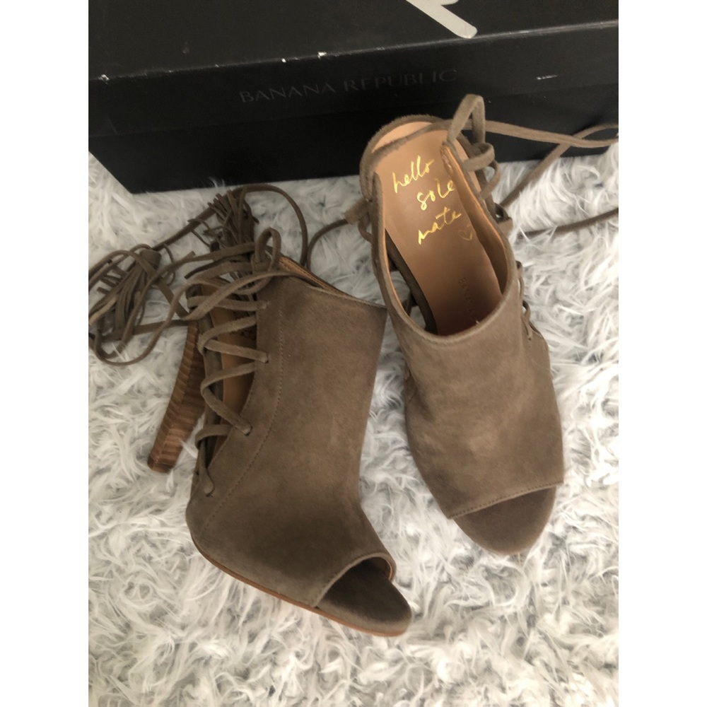 Women’s Banana Republic Shoes -Size 5